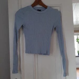 Kortare tröja  - En kortare tröja från ginatricot storlek s 