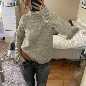 stickad polo tröja - grå stickad med polo, från h&m 💕 sticka inte överhuvudtaget, storlek S