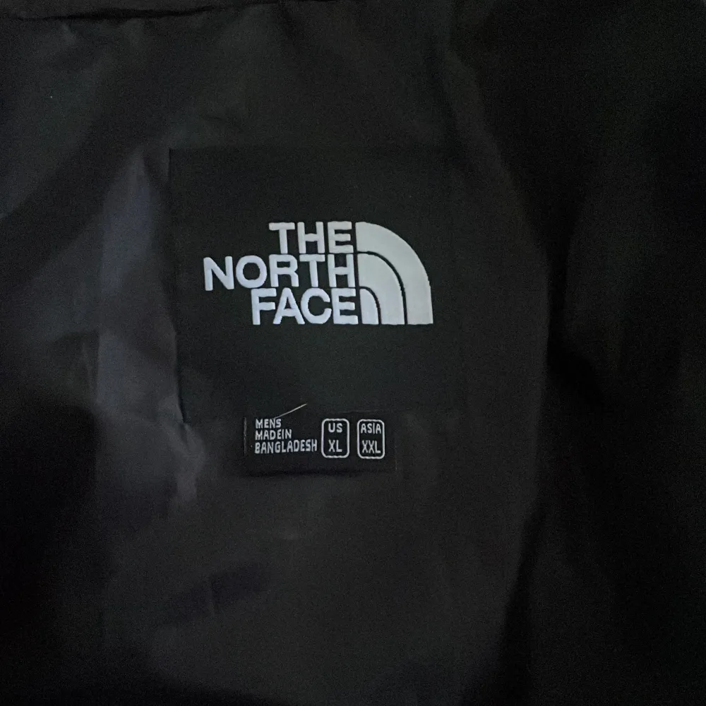 Super fin north face jacka i storlek xL har själv S men tycker att den sitter väldigt fint ändå, säljer på grund av att jag nästan aldrig använder den.. Jackor.