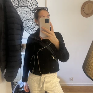Bikerjacka från zara - Säljer min bikerjacka från zara i storlek small. Jackan är fodrad med päls och går därmed utmärkt att använda som en vinterjacka!   Jackan inköptes för tre årsedan men kommer inte längre till användning. Nypris 699.