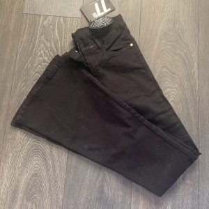NYA utsvängda jeans  - Utsvängda jeans, helt nya. Medelhög midja, stretchiga.   OBS! Bild kan ej tas på. 