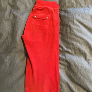 Juicy Couture byxor - Säljer mina Juicy Couture byxor då jag ej använder dessa längre. De är i bra skick men lite noppriga i resåren i midjan. Strl xs