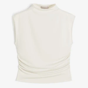 Jättefin oanvänd tröja från hm  - Säljer denna superfina tröjan från hm pågrund av att den inte passade som ja ville,jag har aldrig använt den och lappen är kvar de finns dock en liten smink fläck som knappt syns storleken är slutsåld online 💕