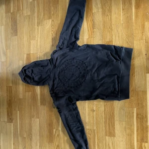 stone island  - En stone island hoody som är för liten för mig så där jag säljer den  Den är lite sleten men inte så mycket Storlek Yer 12 så där folk som är mellan 155-160 ungefär  Pris går att diskutera 