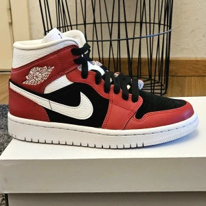 Nike Air Jordan 1 Mid - Säljer mina Nike Air Jordan 1 Mid Gym red/White-black. Jag har aldrig använt dem tidigare så de är i nyskick. Väldigt bekväma och passar snyggt till allt. Storlek 36. 