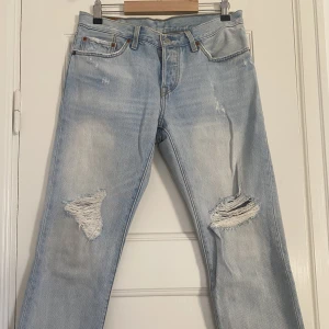 Levi’s jeans  - Levi’s jeans 501. Slitna knän. Nyskick. Säljer då storleken inte passar.  W26 L32