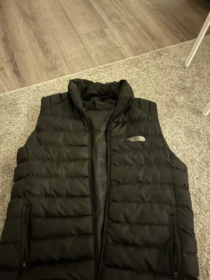The north face väst  - Jag säljer min the north face väst som jag använt några gånger, den är i ny skick. Pris kan diskuteras 