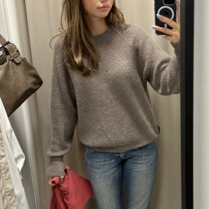 Stickad tröja - Stickad tröja från Filippa K i bra skick. Det är 50% mohair, 30% ull och 20% polyamid