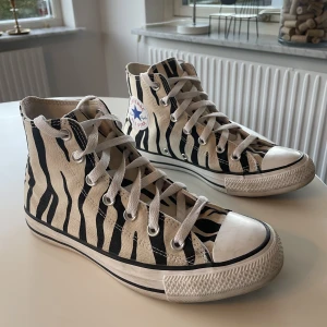 Converse - Säljer mina knappt använda Converse, väldigt bra skick💓