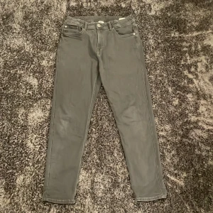 Feta jeans - Feta slimfit hm jeans för dig som är runt 170-175, jeansen kommer från hm Ny pris 500kr mitt pris 150kr, 10/10 skick knappt använda