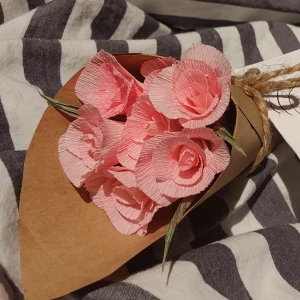 Blombuketter  - Jag gör blombuketter samt enskilda blommor i crepepapper och vill nu se om det finns intresse att beställa av mig. Det är såklart ömtåliga men klarar av frakt annars kan jag mötas upp i Göteborg. Skicka meddelanden om du undrar något eller är intresserad.