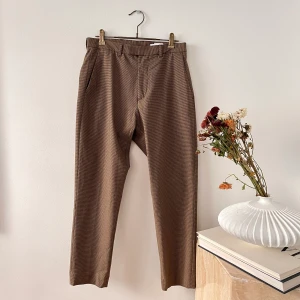 Bruna rutiga kostymbyxor unisex - 34 dam, 42 herr. Lapp kvar.