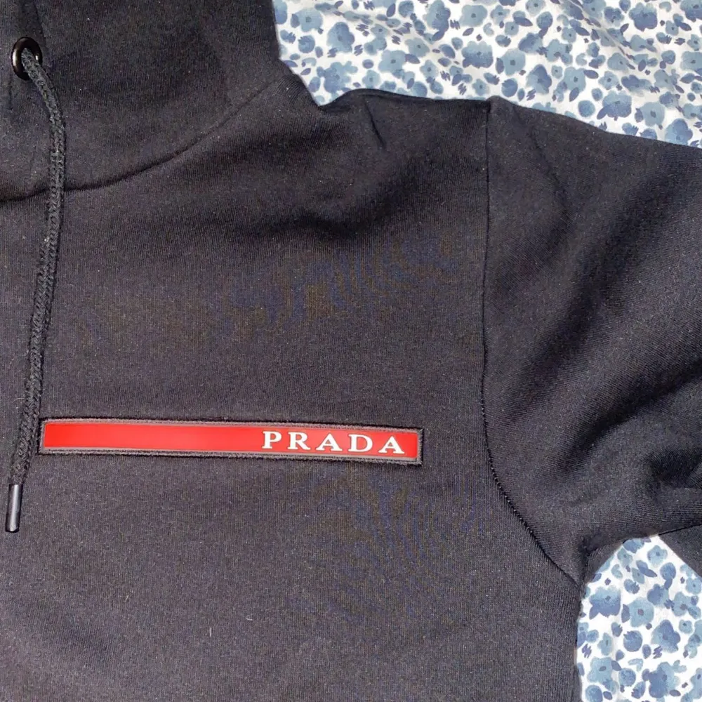 Hej säljer min Prada hoodie då den blivit för liten. Storlek S men  passar även M. Inget kvitto, fick den av min kusin. Pris kan diskuteras. . Hoodies.