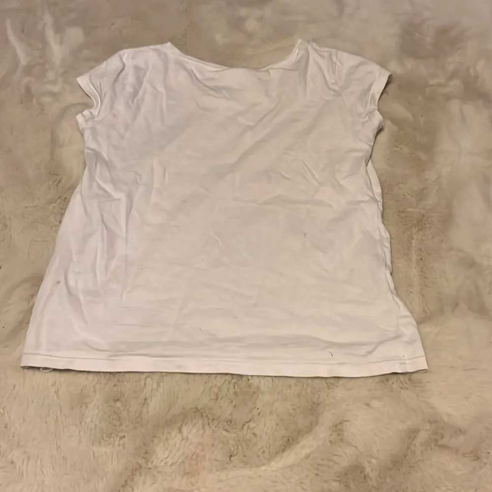 En jätteskön Rolling Stones T-shirt. Bra skick och knappt använd. Baksidan är helt vit. Den är storlek 134/140☺️Köpt på H&M. Priset kan diskuteras😇✨. T-shirts.