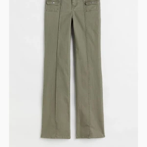 Gröna byxor från hm!! - Säljer dessa slutsålda snygga byxor från hm!!🔥🔥 använda men inga defekter, perfekta nu i höst!! ❤️