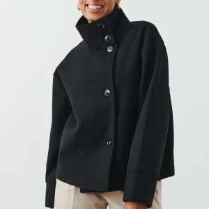 Kort kappa - Svart kort kappa från Gina tricot, strl xs. Köpt under hösten 