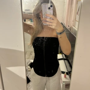 Topp - Säljer denna ursnygga o sköna topp utan axlar! Den är endast testad och jag säljer den för 69kr+ frakt🤍 kontakta mig gärna om du är intresserad 