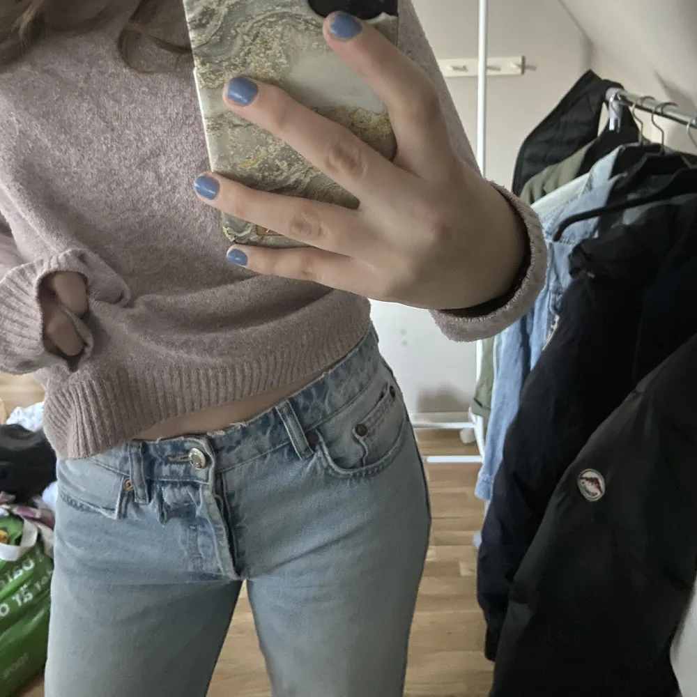 Superfina jeans ifrån zara!💛har ett par liknande & dessa kommer inte längre till användning, storlek 36! (Defekter finns, hål som knappt är synligt men skriv för bild!! Lätt att sy) Skriv för mer bilder och frågor🫶🏻. Jeans & Byxor.