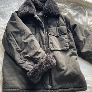 Jacka  - Jacka ifrån Asos. Använd en säsong så den är i bra skick❤️ den är vadderad inuti så den är varm. Bara skriva om ni är intresserade!! Pris kan diskuteras 