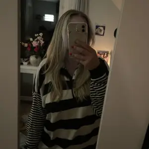 Hej! Säljer denna randiga mysiga tröja! Oanvänd! Oversized i modellen💖