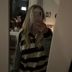 Tröja  - Hej! Säljer denna randiga mysiga tröja! Oanvänd! Oversized i modellen💖