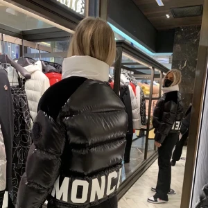 Moncler jacka  - Moncler chouette. Köpt i Paris för 8500. Kvitto finns kvar. Storlek 00. Pris går att diskutera.Finns mer bilder💕