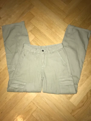 Byxor från Emmiol - Oanvända gröna byxor från Emmiol. 