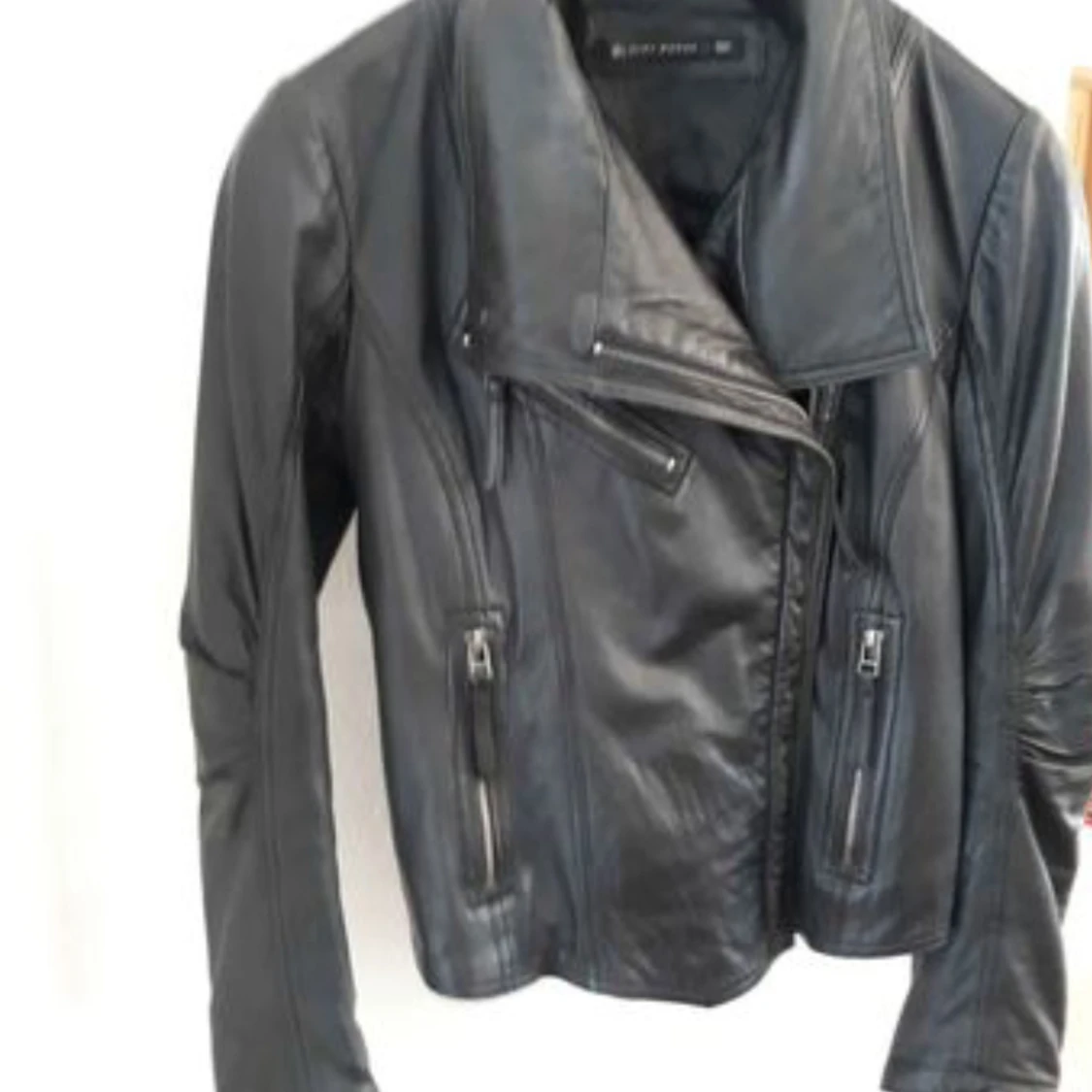 Svart läderjacka i mjukt nappaskinn. - 91