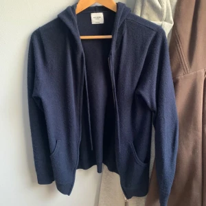 100% kashmir hoodie - Kashmir hoodie från john henric i perfekt skick utan defekter. Slutsåld i storleken. Nypris 2200kr