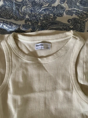 Bershka kläning  - figurformad vit kläning från bershka. Stl S men känns mer som XS