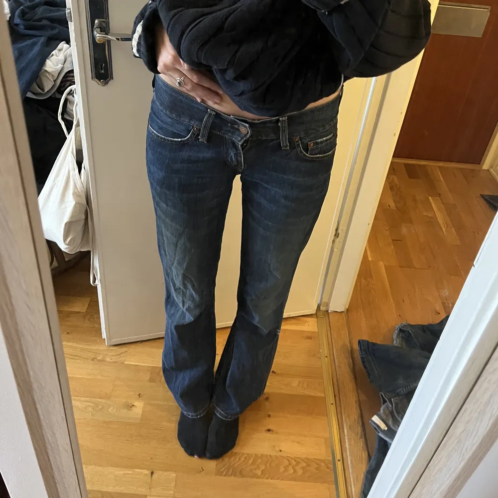Ett par lågmidjade jeans från Levis som är lite för korta för mig som är 170. I bra skick med några få slitningar. Skriv om ni vill ha fler bilder eller undrar något. Skriv gärna innan till mig innan du köper 💕. Jeans & Byxor.