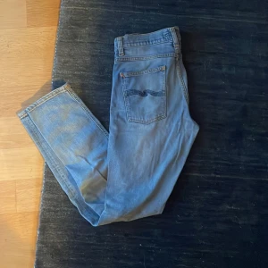 Nudie jeans  - Riktigt snygga nudie jeans. Hör av dig om du vill ha fler bilder eller funderingar. Sitter slim fit 