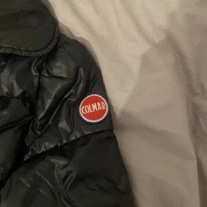 Colmar jacka - Säljer min mammas gamla äkta colmar jacka. Vill bara få såld därav de billiga priset! Köpt för ca 3000kr. Jackan är i ett jättefint skick och det finns inga defekter❤️