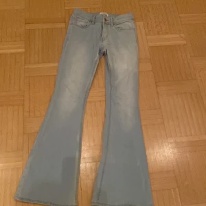 Säljer ljus blåa jeans lågmidjade - Säljer super snygga lågmide Bootcut jeans använda 3-4 gånger