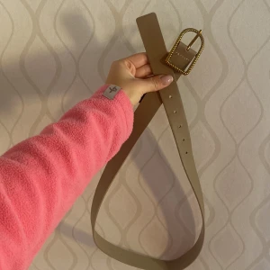 Skärp i Beige färg  - Skärp, använd men fin! Inköpt på Mango