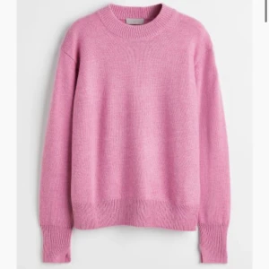 Rosa stickad tröja - Suuuperfin stickad tröja från hm! Den är i jättefint skick och är pyttelite nopprig. Den har även en superfin slits vid ärmen som man kan se på tredje bilden. Kontakta vid intresse!🫶💖