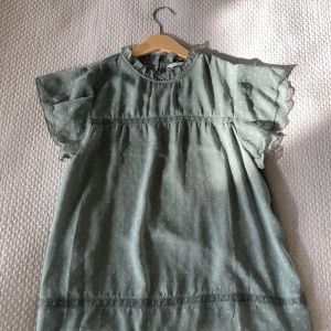 Grön blus från Only - Snygg blus från Only! Aldrig använd och i perfekt skick❤️