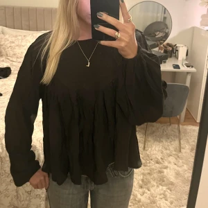 LeGer blus  - Så snygg blus från Lena Gerke, i toppskick! Passar perfekt både till vardags och fest!❤️