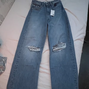 Jeans - Säljer denna fina byxan som inte har kommit till användning som är i bra skick inget fel bara att den är för liten och hittade den nyligen i en påse som nytt då jag inte hann och använda så synd tyckte själv den va fin men tyvärr så är den liten för mig!