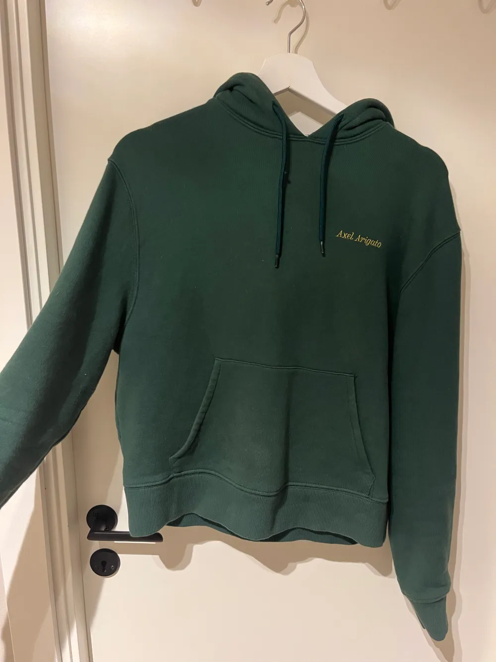 Axel arigato hoodie. Kan inte hitta någon storlek på den men den passar mig som har S/M i överdelar i vanliga fall. Använt men i fint skick. Köparen står för ev frakt. Nypris ca 2000. Tröjor & Koftor.