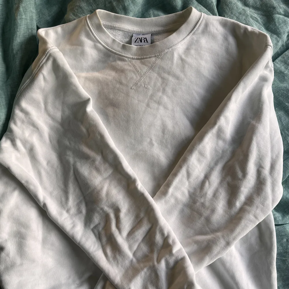 vit sweatshirt från Zara. köpt för länge sedan, storlek M . Hoodies.