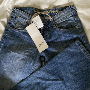 Lågmidjade jeans  - Lågmidjade jeans från miss corn-x vintage, lappen kvar. Köpta här på plick säljer då dem är små i storleken