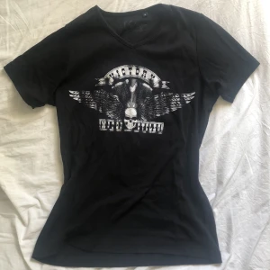 T-shirt - Superfin t-shirt med döskalle från märket Victory, storlek s men passar även m