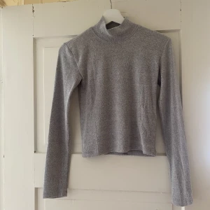 Gå långärmad tröja  - En supergullig långärmad stickad tröja från Zara i storlek S som används endast ett fåtal gånger. Tröjan är i väldigt bra skick. Priset kan diskuteras 