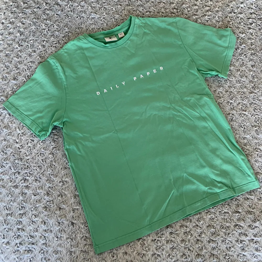 Väldigt fin grön tröja från Daily Paper som inte längre kommer till användning. Den var köpt för ca 600kr ny. Nu den är i mycket fin kondition, manlig storlek L . T-shirts.