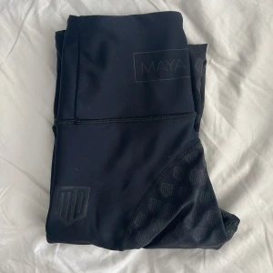 Maya delorez ridbyxor  - Ett par jätte fina ridbyxor från maya delorez. Ett väldigt fint skick, använt ca 2 gånger. Köpte de för 800 men säljer för 300 kr. 