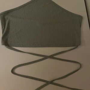 Rygglös topp - (Tryck inte på köp nu direkt) söt rygglös topp som knyts i nacken ock midjan, vill man inte ha snörena runt midjan går de enkelt att ta bort❤️passar även S o möjligen Xs