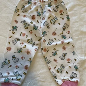 Byxor bebisar ca 3 månader  - Jättesöta byxor barn 3 månader. Helt nya och oanvända  