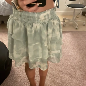 Kjol - Jättefin kjol! Lite ko färgad med färgerna grön och vit🤩 inget jag har fått andvänt av och haft på mig en gång! Helt som ny!