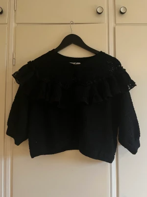 Zara blus - Säljer min tjockare zara blus som har knappar och den är stickad så rekommenderar att ha ett linne eller en topp under🩷storleken är L men är liten i storleken🩷
